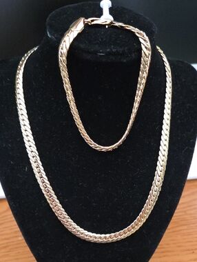 Classic Gold Tone Women’s Chain Necklace and Bracelet Set
